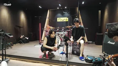 FTISLAND revela los preparativos para el escenario en el BEHIND de su TOUR FaTe