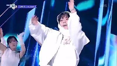 Dino demuestra su capacidad escénica con 'LIKE IT', dominando el escenario de Music Bank.