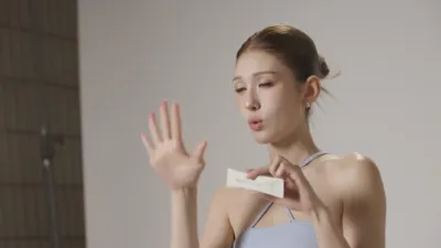 전소미, 푸도로지 캠페인 촬영장 비하인드…자연스러운 매력 드러낸 순간들