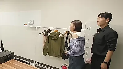 Jang Yoon-jeong pulls out tarot cards to negotiate a deal for a UV parasol-umbrella