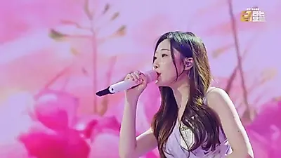 Jung Seo-ju delivers a deeply emotional performance of 'Sarang-iyeo' on Golden Friday