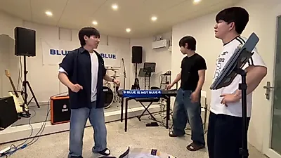 Detrás de escena de Blue is Not Blue y su desafío 'the protagonist is you': la banda más cerca de sus fans.