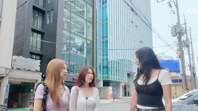 성수동 누빈 윤아, 민트코어 패션에 시민들 "게릴라 데이트인 줄"