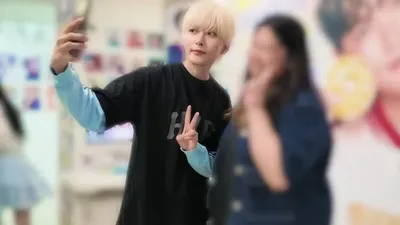 Ryeowook visits birthday cafes to connect with fans, ultimately deciding against wearing glasses