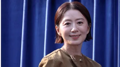 Kim Hee-ae exudes elegance at the Ferragamo store in Gangnam-gu