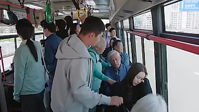 Bae Jung-nam recibe una respuesta cortante de Park Yoo-na tras ofrecerle su asiento en el autobús.