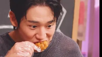 Jung Hae-in returns to Amazing Saturday after two years, seamlessly adapting from eating curry to the music quiz.