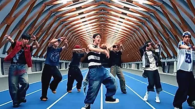 NEXZ、ストリートで披露した「Hands up, Yo!」パフォーマンス
