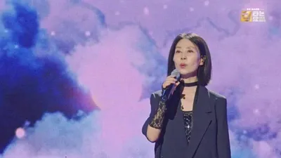 Min Hae-kyung cautiva con su voz melancólica que parece retroceder en el tiempo en su presentación…