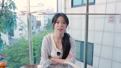 Kim Su-yun de Rocket Punch disfruta de un tiempo de relajación en un viaje de camping