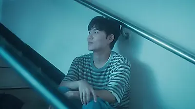 Yoon Seok-won presenta el MV de 'Though I loved you', una melodía propia que captura los ecos de una despedida.