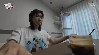 Ha Yoon-kyung shows her unfiltered daily life on 'Omniscient Interfering View,' highlighting her cool girl charm.
