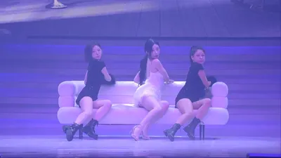 Chaeryeong delivers an overwhelming performance of 'Full Moon' at her fan meeting