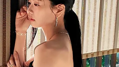 Jung So-min se atreve a nadar de noche durante su sesión de fotos en Okinawa