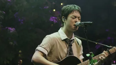 Jang Kyung-min de Lacuna interpreta en directo 'Summer of the Universe' durante su concierto