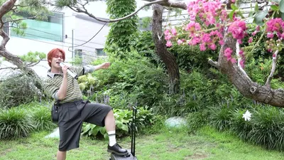 MJ anuncia su primer sencillo [Right..?], un tema que captura su encanto peculiar en 'DORK FOOTAGE'