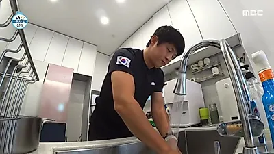 Kian84 cocina en casa en lugar de pedir comida: se autodenomina un chef que sabe recrear sabores familiares.
