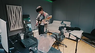 TAESAN toma el bajo con seriedad: el rastro de un ritmo que llena la sala de ensayo
