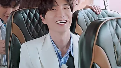 Leeteuk y Jisung muestran su química de la generación del 2002 disfrutando de un viaje en autobús.