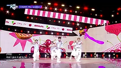 WHIB presenta una actuación de 'CHERRY PIE' con un sonido envolvente y tridimensional.