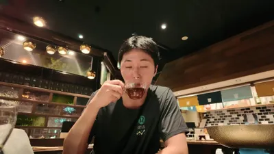 Jung Il-woo reflexiona sobre su personaje y la gastronomía local durante el rodaje de su debut en Japón