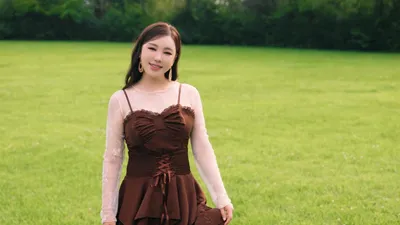 Song Ga-in lanza una sesión en vivo para celebrar que el videoclip de 'What If It's Not a Flower'…