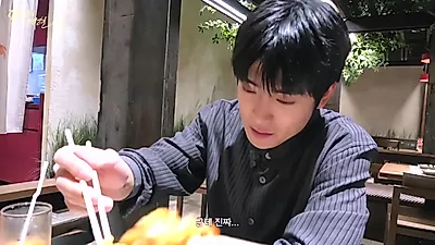 Jaehyun captura la esencia de su cotidianidad, incluso el aire lluvioso de Bangkok.