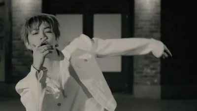 8TURN completa la intensidad del blanco y negro en su performance de 'Stagefright'