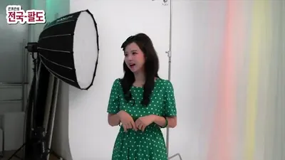 Eun-ga-eun en el rodaje de la portada de 'Jeon-guk Pal-do': un encanto inesperado lleno de picardía.