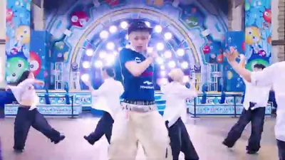La voz de Hanbin llena Everland en su presentación de busking de 'No Fear'