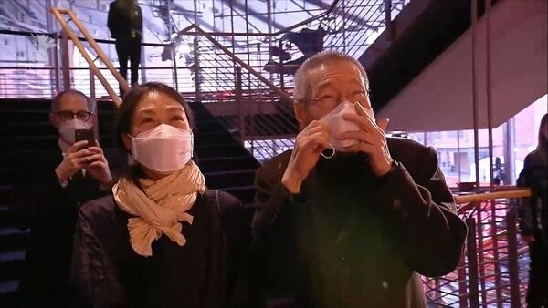 김민희, 홍상수 감독과 근황 공개…마스크에 가려진 미소