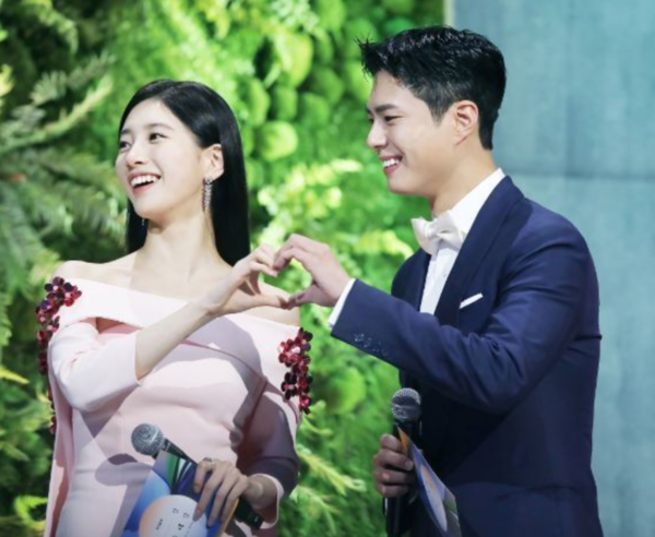 "오빠 먼저 내려가" 수지-박보검, 백상서 진짜 커플 같은 케미
