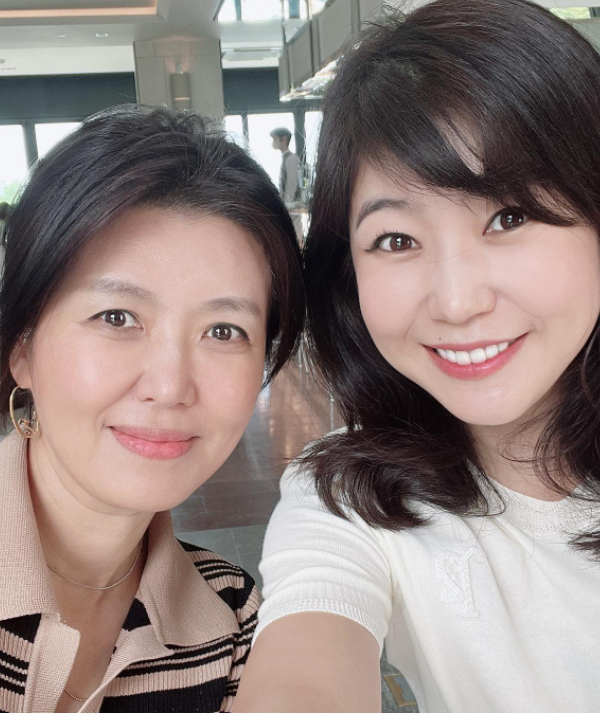 강수정, 진양혜 아나운서와 찰칵 "KBS가 사랑하는 얼굴"