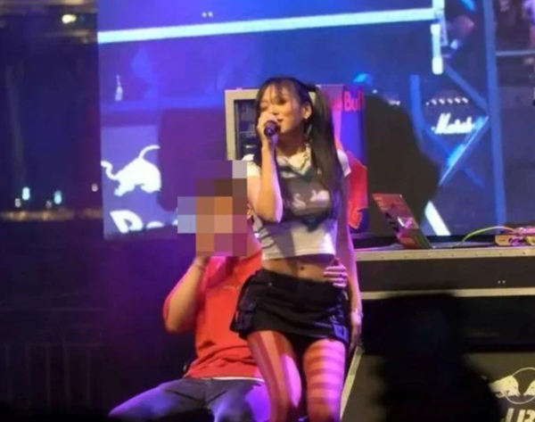 부비부비에 뽀뽀까지…비비 대학축제 퍼포먼스 갑론을박