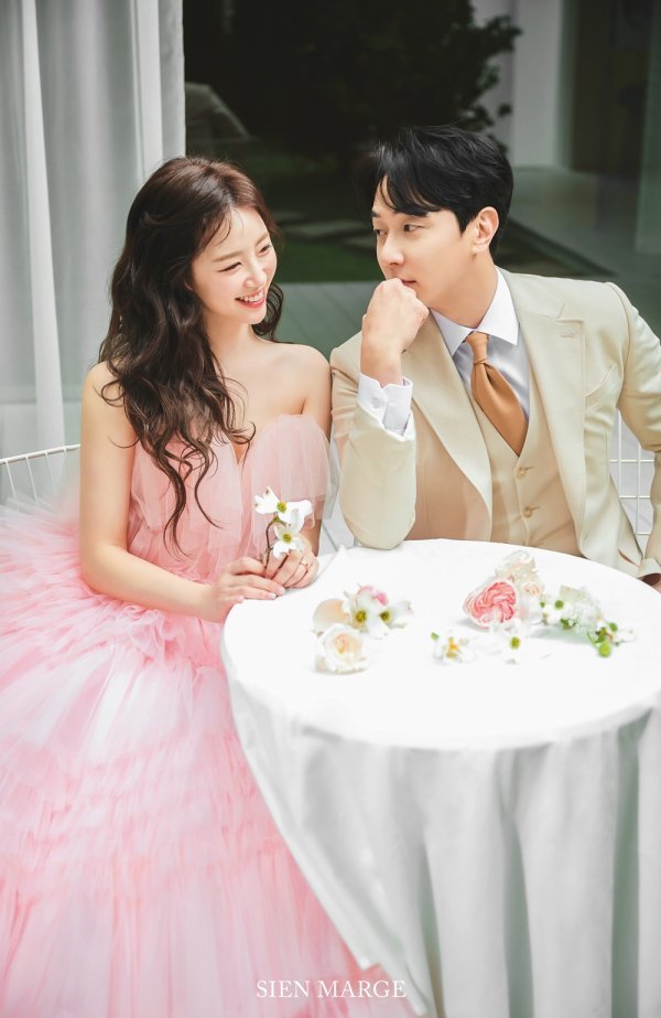 신화 앤디-이은주 아나운서 달달한 웨딩 화보 공개