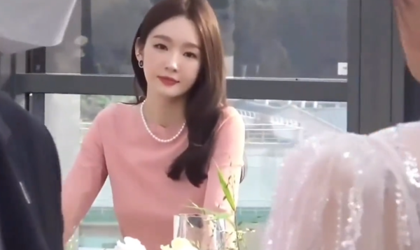 다비치 강민경, 이해리 결혼식서 아련 터지는 눈빛 포착