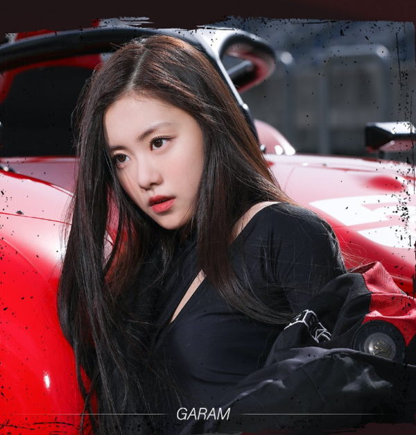 '르세라핌 탈퇴' 김가람, 근황에 책상 가득 '욕설'