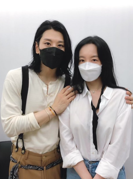박효신이 어깨에 손까지… 여배우와의 투샷 화제
