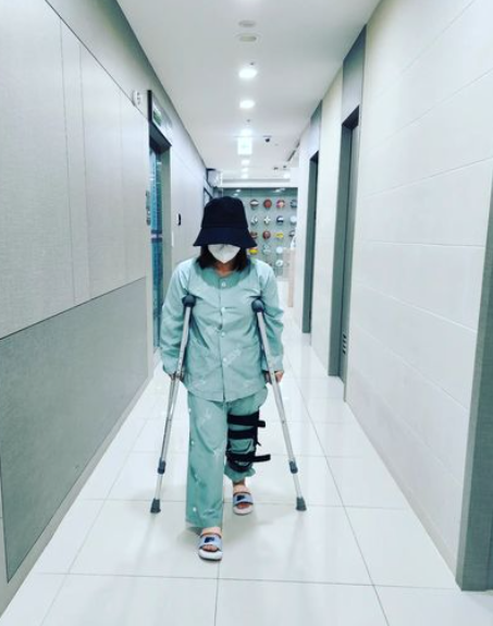 박나래, 목발 짚고 근황 공개 "나는 앞으로만 가지"