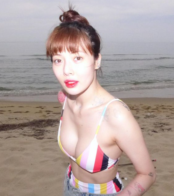 던이 찍어줬나? 현아, 해변에서 비키니로 꽉찬 볼륨감