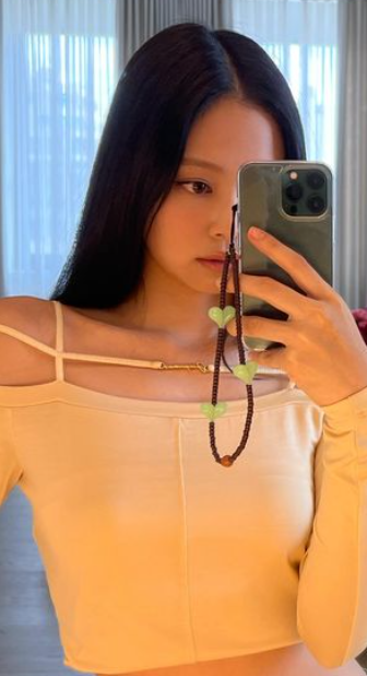 제니, 인스타그램에 커플템 공개…뷔 아닌 다른 사람과?