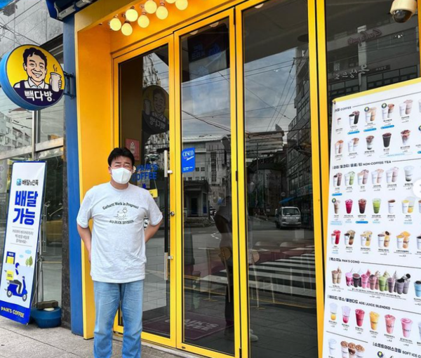 "내꺼내먹" 백종원, 자기 카페 앞에서 '찰칵'