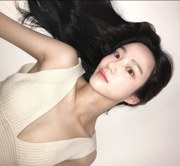 이유비, 훅 파인 파격 의상 입고 아찔한 매력 발산