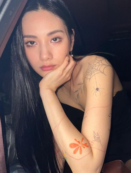 나나, 근황에 온몸에 문신…S라인 각선미까지 