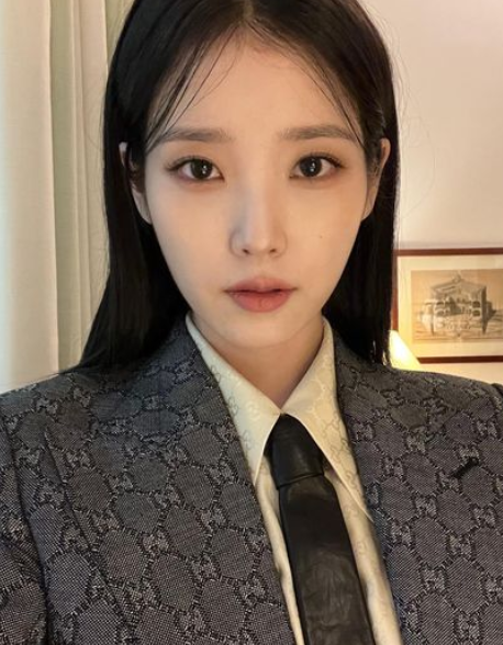 "감히 우리 애들을 건드려?" 아이유, 분노의 무표정으로 워킹