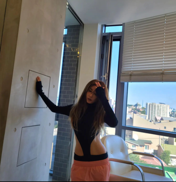 50대 맞아? 골반까지 훅 파인 파격 의상으로 글래머 몸매
