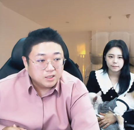 BJ노래하는코트, 여러 논란 딛고 결혼…여자친구 누구?