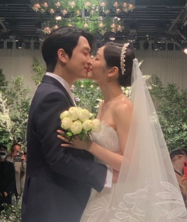 김연아 고우림 결혼식 사진, 뽀뽀까지 화제
