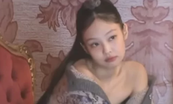제니, 보일 것 같아…흘러내려가는 옷 입고 '찰칵'