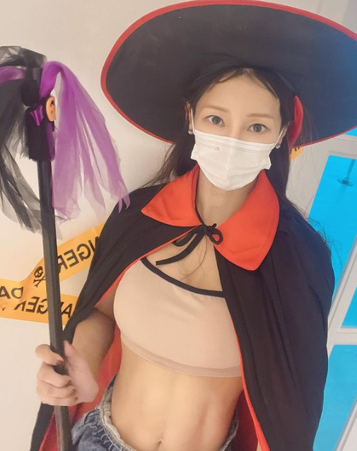 50대 미나, 20대 못지않은 볼륨감+복근으로 핼러윈 준비